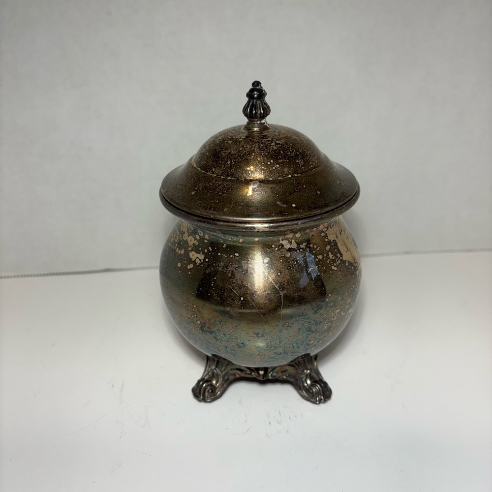 FB Rogers Silver 2352 Sugar Bowl With Lid 5.5”
Trade Mark 1883 Silver Plated